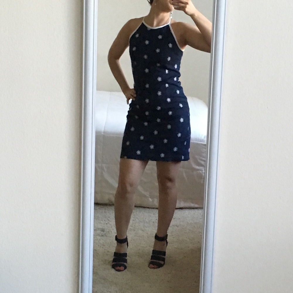 Floral line blue and white dress